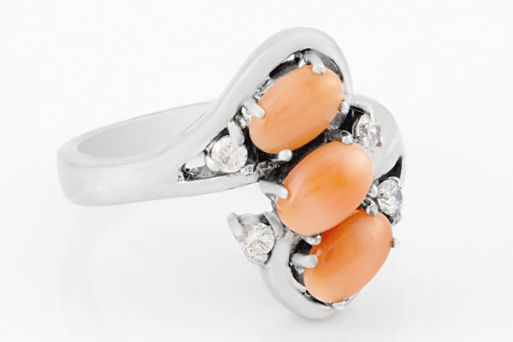 Серебряное кольцо с кораллом и фианитами 29856 купить в магазине Самоцветы мира