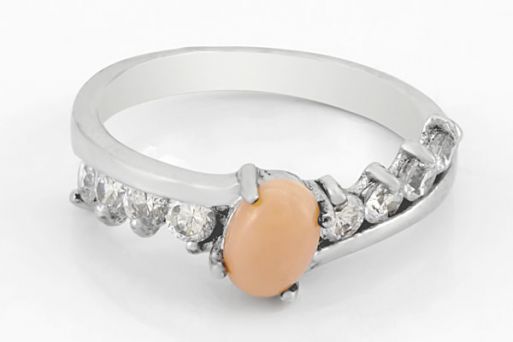 Серебряное кольцо с кораллом и фианитами 29861 купить в магазине Самоцветы мира
