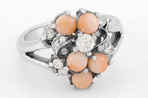 Серебряное кольцо с кораллом и фианитами 29865 купить в магазине Самоцветы мира