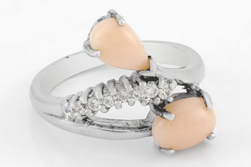 Серебряное кольцо с кораллом и фианитами 29869 купить в магазине Самоцветы мира