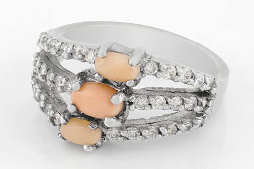 Серебряное кольцо с кораллом и фианитами 29870 купить в магазине Самоцветы мира