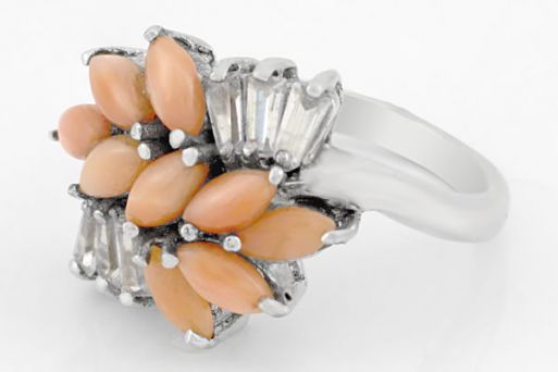 Серебряное кольцо с кораллом и фианитами 29871 купить в магазине Самоцветы мира