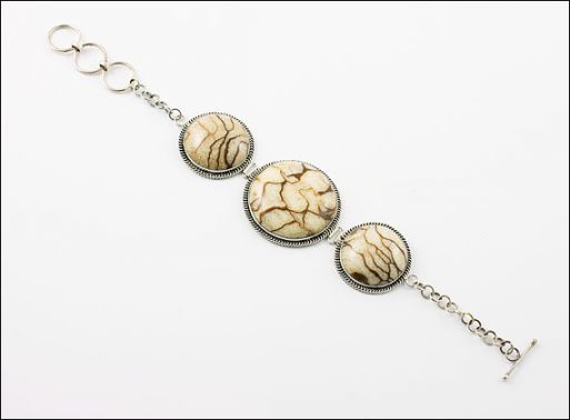 Серебряный браслет с бежевым кораллом круги 29917 купить в магазине Самоцветы мира