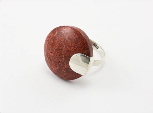 Серебряное кольцо с красным кораллом 29924 купить в магазине Самоцветы мира