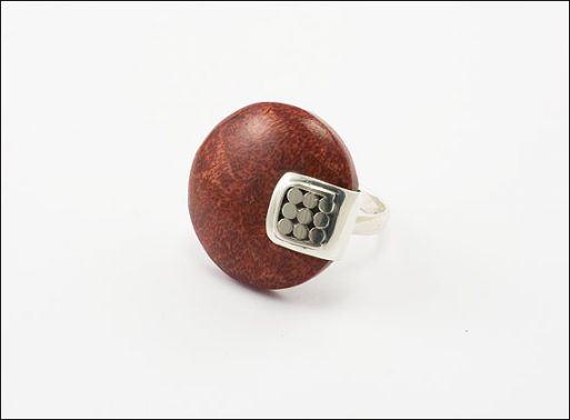 Серебряное кольцо с красным кораллом 29928 купить в магазине Самоцветы мира