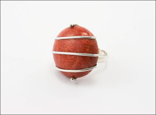 Серебряное кольцо с красным кораллом 30044 купить в магазине Самоцветы мира