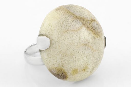 Серебряное кольцо с кораллом 30045 купить в магазине Самоцветы мира