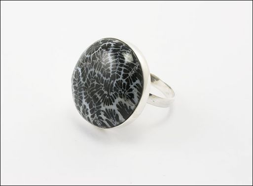 Серебряное кольцо с черным кораллом 30047 купить в магазине Самоцветы мира