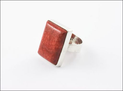 Серебряное кольцо с красным кораллом 30081 купить в магазине Самоцветы мира