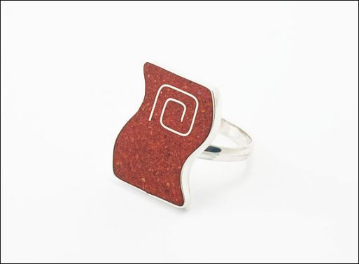 Серебряное кольцо с красным кораллом 30103 купить в магазине Самоцветы мира