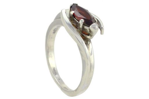 Серебряное кольцо с гранатом 30166 купить в магазине Самоцветы мира