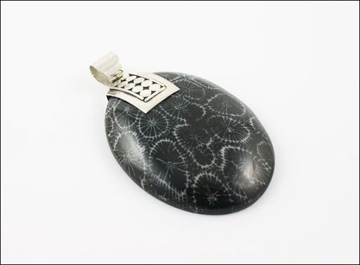 Серебряный кулон с черным кораллом 30174 купить в магазине Самоцветы мира