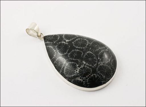 Серебряный кулон с черным кораллом 30202 купить в магазине Самоцветы мира