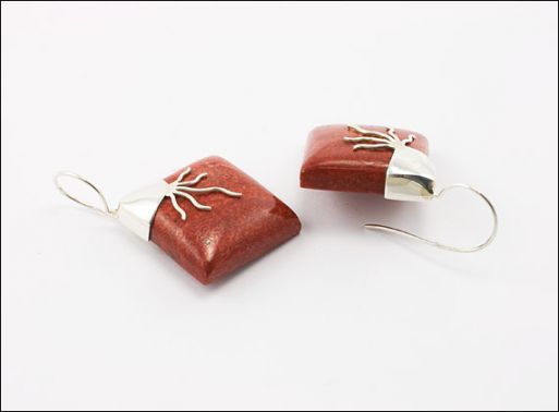 Серебряные серьги с красным кораллом 30243 купить в магазине Самоцветы мира
