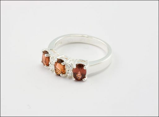 Серебряное кольцо с гранатом 31260 купить в магазине Самоцветы мира
