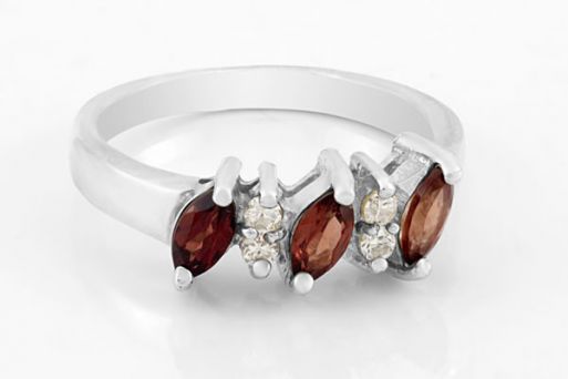 Серебряное кольцо с гранатом и фианитами 31264 купить в магазине Самоцветы мира
