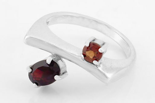 Серебряное кольцо с гранатом 31270 купить в магазине Самоцветы мира