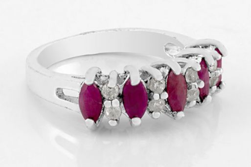 Серебряное кольцо с рубином и фианитами 31285 купить в магазине Самоцветы мира