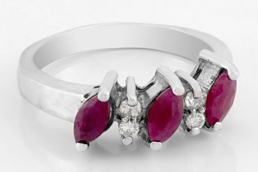 Серебряное кольцо с рубином и фианитами 31291 купить в магазине Самоцветы мира