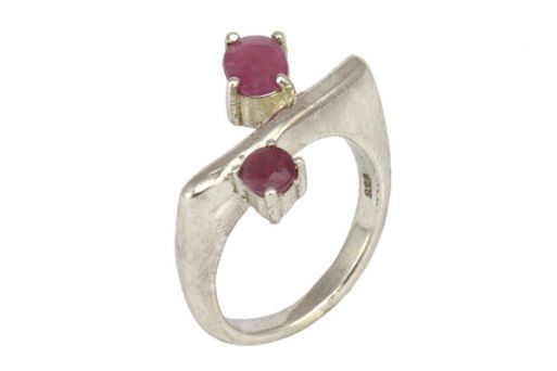 Серебряное кольцо с рубином 31304 купить в магазине Самоцветы мира