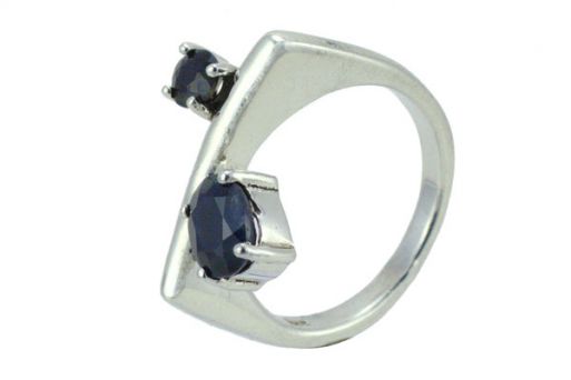 Серебряное кольцо с сапфиром 31307 купить в магазине Самоцветы мира