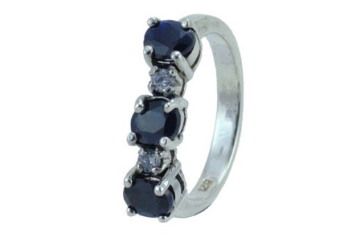 Серебряное кольцо с сапфиром и фианитами 31313 купить в магазине Самоцветы мира