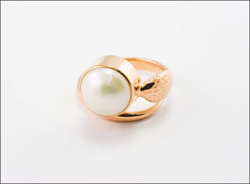 Позолоченное кольцо из мельхиора с жемчугом 33000 купить в магазине Самоцветы мира