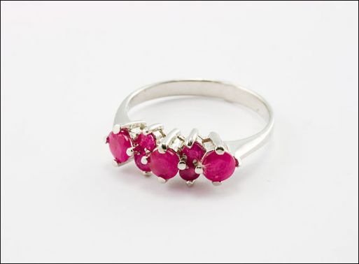 Серебряное кольцо с рубином 33052 купить в магазине Самоцветы мира