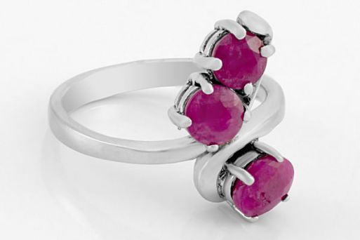 Серебряное кольцо с рубином 33086 купить в магазине Самоцветы мира