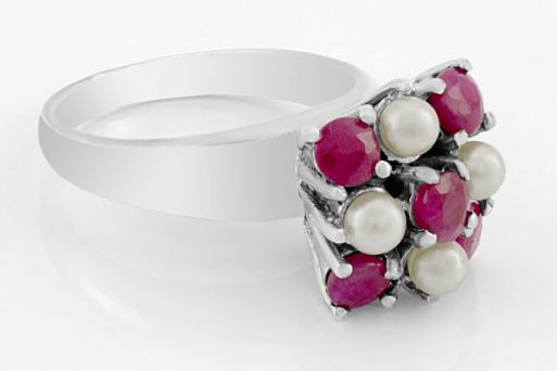 Серебряное кольцо с рубином и жемчугом 33128 купить в магазине Самоцветы мира