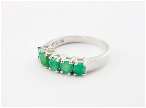 Серебряное кольцо с изумрудом 33142 купить в магазине Самоцветы мира