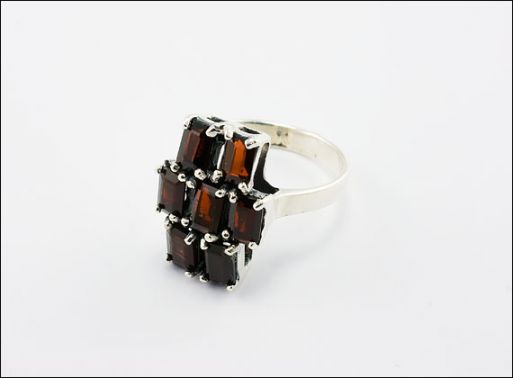 Серебряное кольцо с гранатом 33470 купить в магазине Самоцветы мира