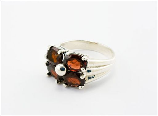 Серебряное кольцо с гранатом 33488 купить в магазине Самоцветы мира