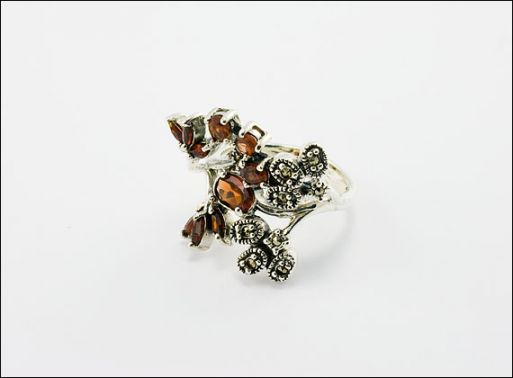 Серебряное кольцо с гранатом 33506 купить в магазине Самоцветы мира