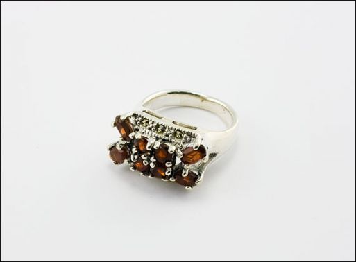 Серебряное кольцо с гранатом и марказитами 33512 купить в магазине Самоцветы мира