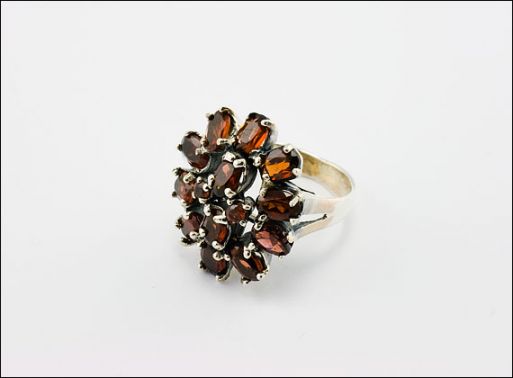 Серебряное кольцо с гранатом 33522 купить в магазине Самоцветы мира