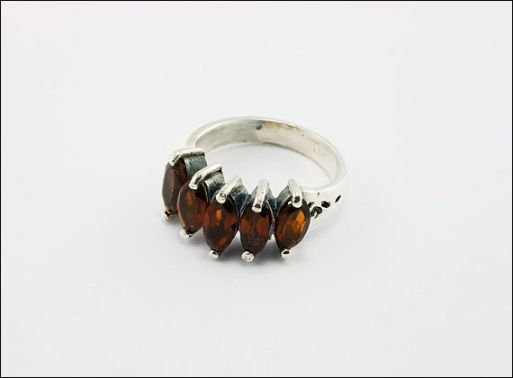 Серебряное кольцо с гранатом 33556 купить в магазине Самоцветы мира