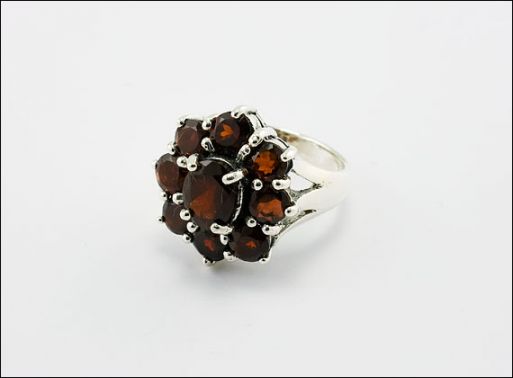 Серебряное кольцо с гранатом 33562 купить в магазине Самоцветы мира