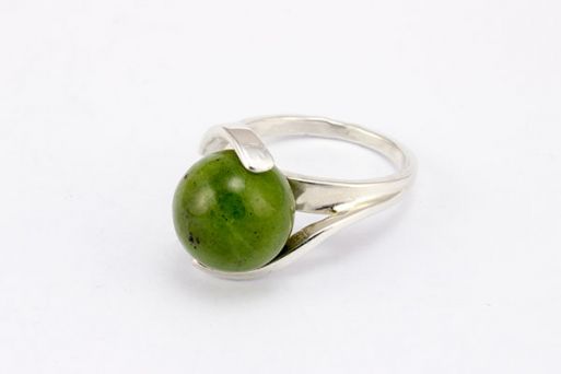 Серебряное кольцо с нефритом 35365 купить в магазине Самоцветы мира