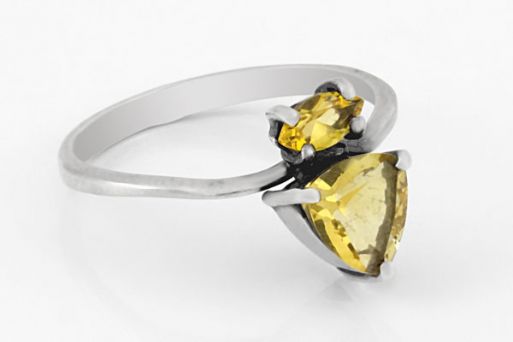 Серебряное кольцо с цитрином 35840 купить в магазине Самоцветы мира