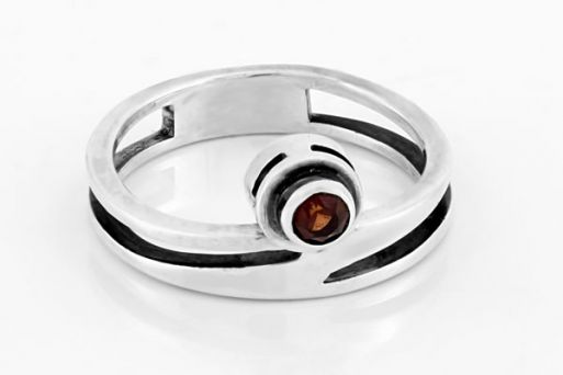 Серебряное кольцо с гранатом 36946 купить в магазине Самоцветы мира