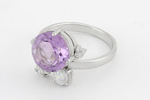 Серебряное кольцо с аметистом и фианитами 37123 купить в магазине Самоцветы мира