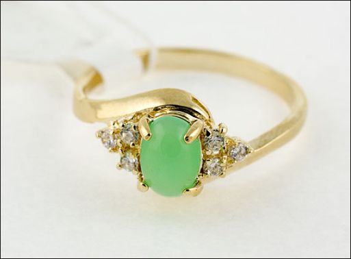 Позолоченное кольцо из сплава с хризопразом 37195 купить в магазине Самоцветы мира