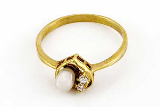 Позолоченное кольцо из сплава с жемчугом 37199 купить в магазине Самоцветы мира
