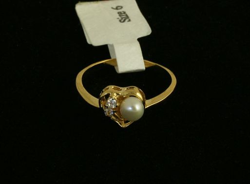 Позолоченное кольцо из мельхиора с жемчугом 37201 купить в магазине Самоцветы мира