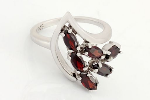Серебряное кольцо с гранатом 37444 купить в магазине Самоцветы мира