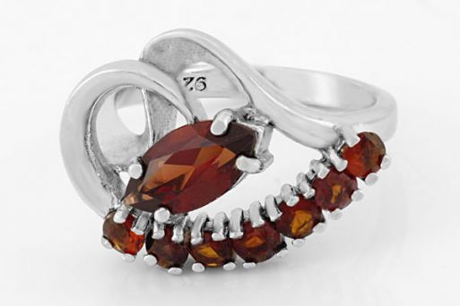 Серебряное кольцо с гранатом 37466 купить в магазине Самоцветы мира