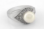 Кольцо из серебра с жемчугом белым и фианитами шар 9 мм 37734 