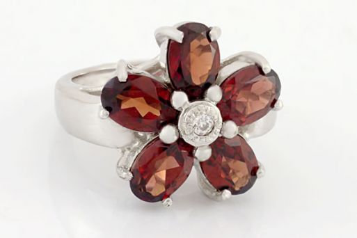 Серебряное кольцо с гранатом и фианитами 37758 купить в магазине Самоцветы мира