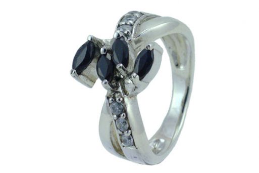 Серебряное кольцо с сапфиром и фианитами 37777 купить в магазине Самоцветы мира